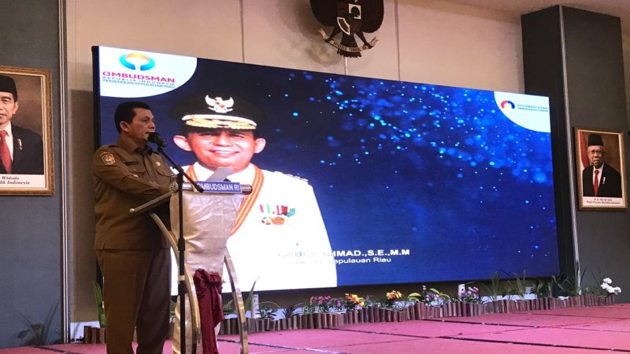 Gubernur Kepri Ansar Ahmad saat menghadiri acara penganugerahan Opini Pelayanan Publik oleh Ombudsman di Batam, Senin (30/1/2023). (ANTARA/Yude)