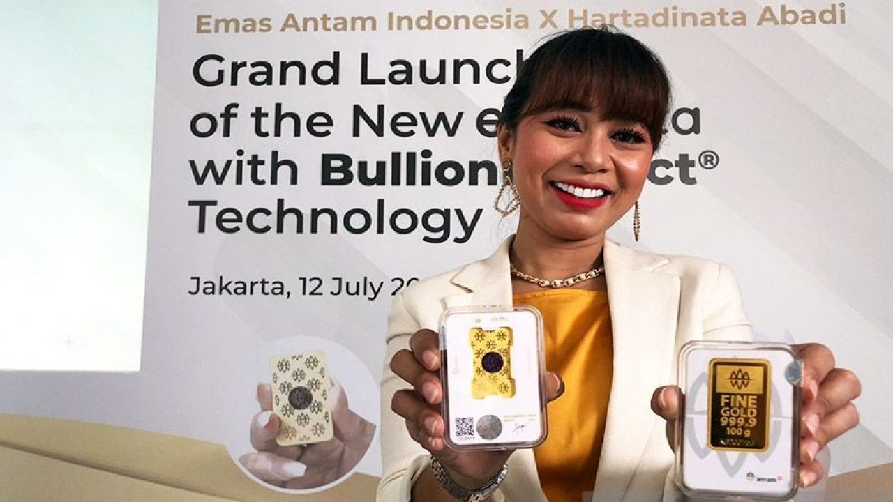 Pegawai memperlihatkan produk emas murni batangan yang menggunakan teknologi perlindungan anti pemalsuan BullionProtect® di Antam Tower B, Jakarta, Selasa (12/7/2022). ANTARA/Sugiharto Purnama/am.