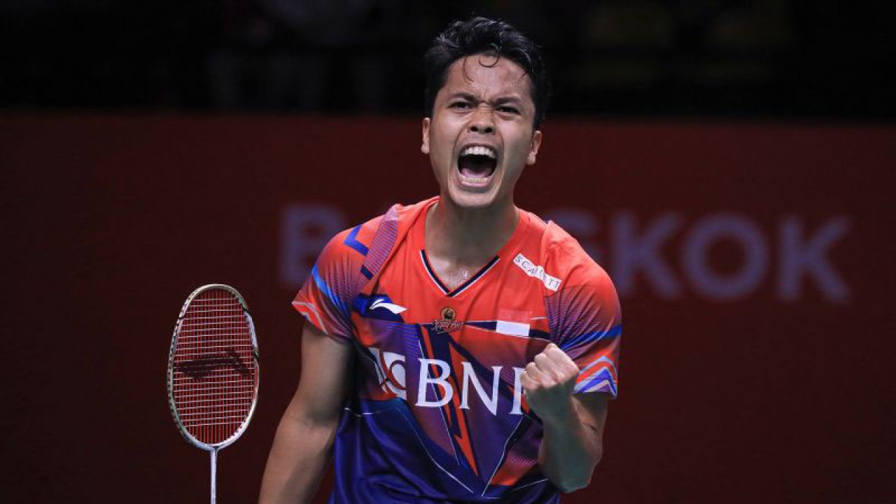 Arsip - Pebulu tangkis tunggal putra Indonesia Anthony Sinisuka Ginting berselebrasi usai berhasil mengalahkan lawannya asal Taiwan Chou Tien Chen dalam pertandingan kedua fase grup B BWF World Tour Finals 2022 di Nimibutr Arena, Bangkok, Thailand, Kamis (8/12/2022). Ginting meraih kemenangan keduanya pada penyisihan Grup B tersebut dengan skor 21-14, 12-21, dan 21-19 atas Chou. ANTARA FOTO/Handout/Humas PBSI/pras.