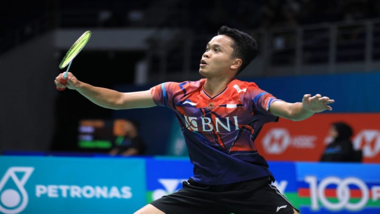 Tunggal putra Indonesia Anthony Sinisuka Ginting melewati babak pertama Malaysia Open 2023 usai mengalahkan wakil Hong Kong Ng Ka Long dengan skor 17-21, 21-18, 21-18 di Axiata Arena, Kuala Lumpur, Malaysia, Selasa (10/1/2023). (ANTARA/HO-PBSI)