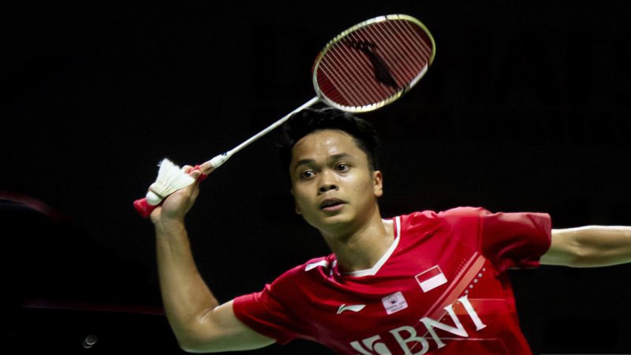 Foto arsip - Pebulu tangkis tunggal putra Indonesia Anthony Sinisuka Ginting mengembalikan kok ke pebulu tangkis tunggal putra Denmark Viktor Axelsen pada babak semi final Daihatsu Indonesia Masters 2022 di Istora Senayan, Jakarta, Sabtu (11/6/2022). . ANTARA FOTO/Muhammad Adimaja/nym. (ANTARA FOTO/MUHAMMAD ADIMAJA)