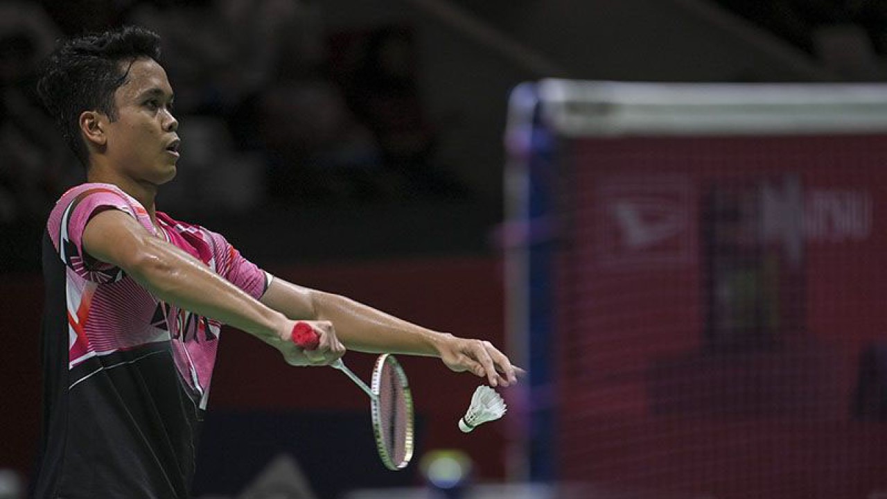 Pebulu tangkis tunggal putra Indoneia Anthony Sinisuka Ginting melakukan servis ke arah lawannya pebulu tangkis tunggal putra Hongkong Lee Cheuk Yu pada babak 32 besar turnamen Daihatsu Indonesia Masters 2023 di Istora Gelora Bung Karno, Senayan, Jakarta, Rabu (25/1/2023). ANTARA FOTO/M Risyal Hidayat/foc. (ANTARA FOTO/M RISYAL HIDAYAT/M RISYAL HIDAYAT)