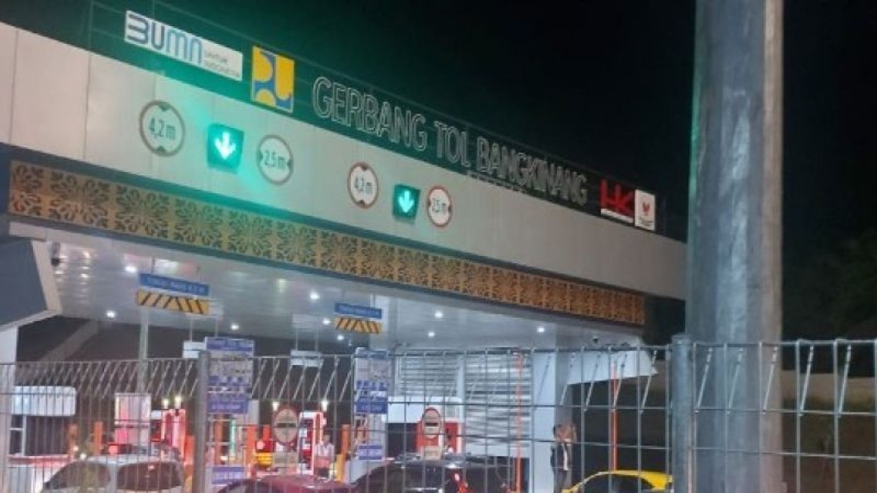 Antrean kendaraan di gerbang Tol Bangkinang Pekanbaru pada Ahad (1/1/2023). (ANTARA/HO-HK)