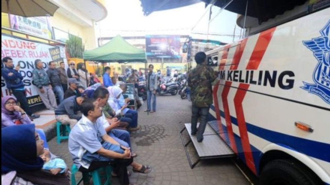 Antrean masyarakat untuk perjanjangan SIM C di area depan Mal Botani Square Kota Bogor, Jabar, Senin (16/1/2023). (FOTO ANTARA/HO-Polresta Bogor Kota)