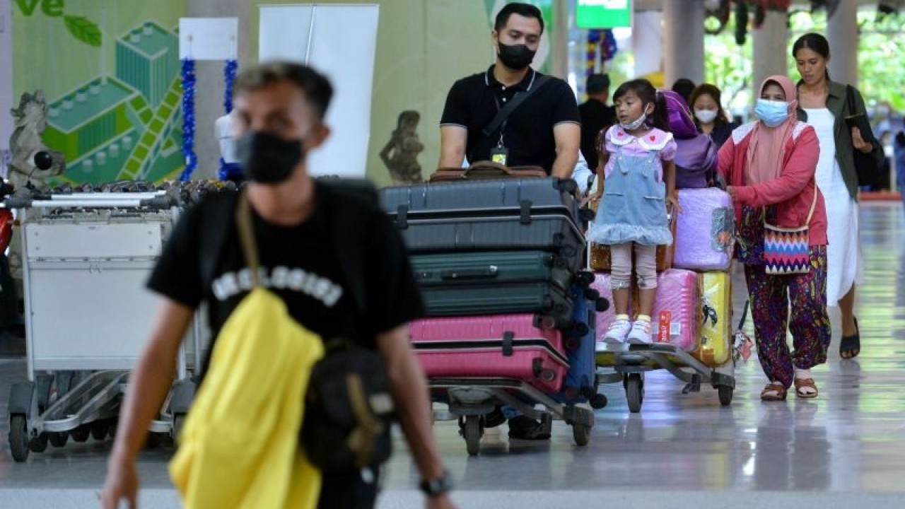 Penumpang yang baru turun pesawat membawa barang bawaan setibanya di Terminal Domestik Bandara Internasional I Gusti Ngurah Rai, Badung, Bali, Kamis (29/12/2022). ANTARA FOTO/Fikri Yusuf/tom.