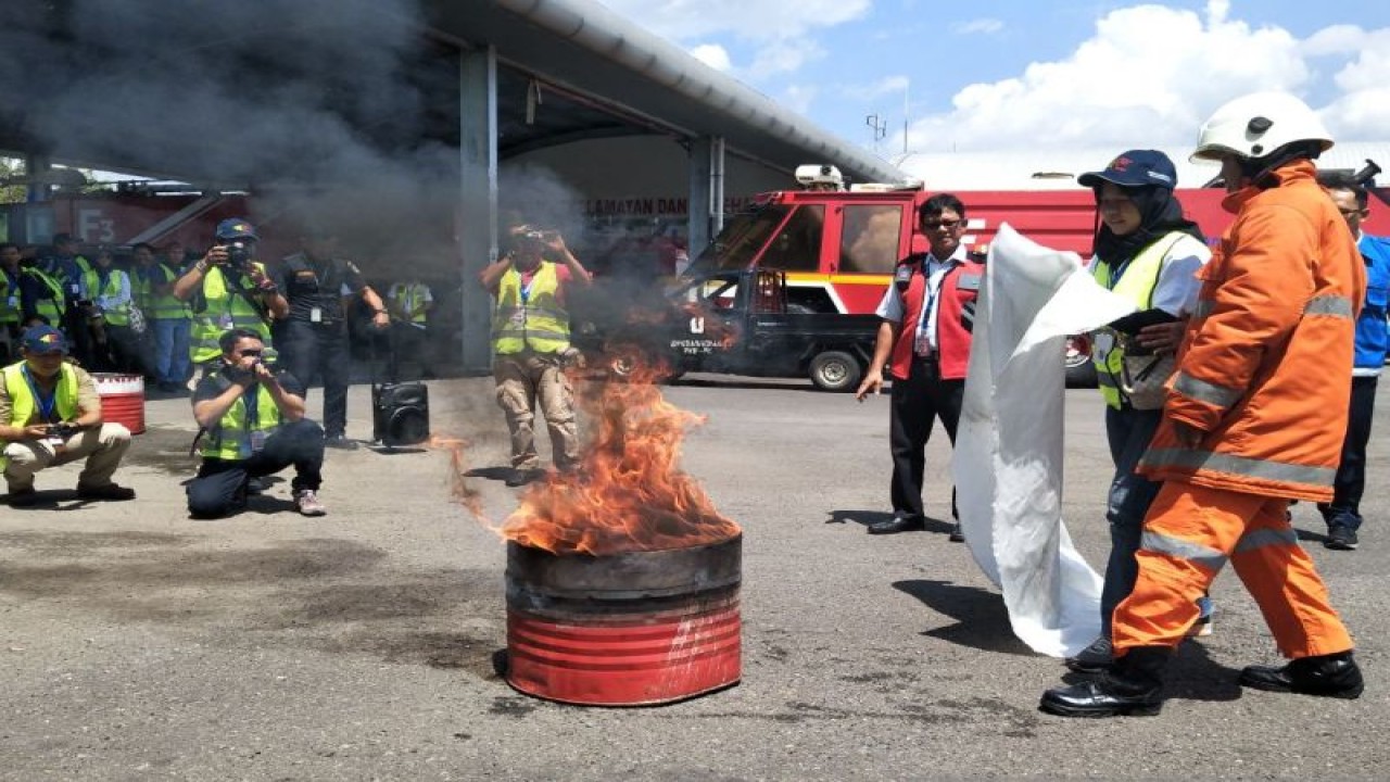 Dokumen - Petugas mengarahkan warga bagaimana cara memadamkan api dengan menggunakan alat pemadam kebakaran. ANTARA/Muh Hasanuddin
