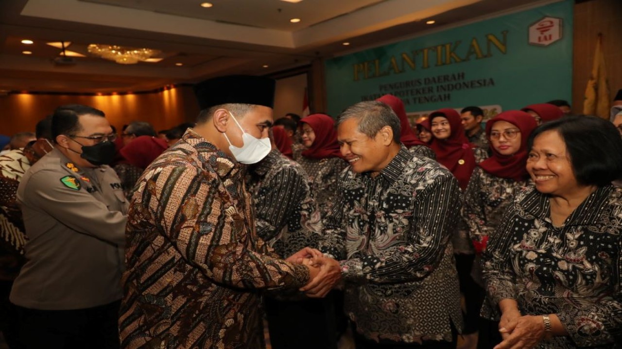 Wagub Jateng Taj Yasin Maimoen menghadiri pelantikan pengurus Ikatan Apoteker Indonesia (IAI) Jawa Tengah periode 2022-2026, di Hotel Grand Candi Semarang, Sabtu (14/1/2023). (Istimewa/jatengprov.go.id)