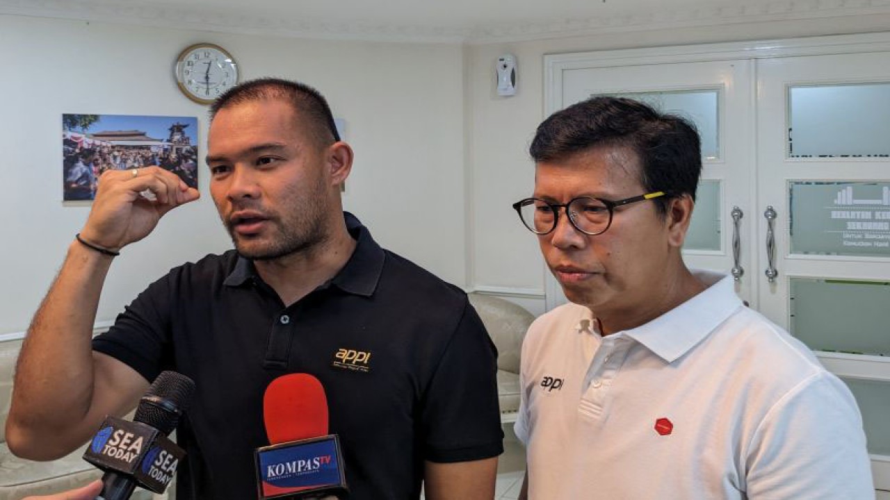 Presiden Asosiasi Pesepak Bola Profesional Indonesia (APPI) Andritany Ardhiyasa (kiri) dan Kepala Legal APPI Janes Silitonga memberikan pernyataan kepada media usai bersua Menpora Zainudin Amali di Gedung Kemenpora, Jakarta, Senin (16/1/2023). (ANTARA/Michael Siahaan)