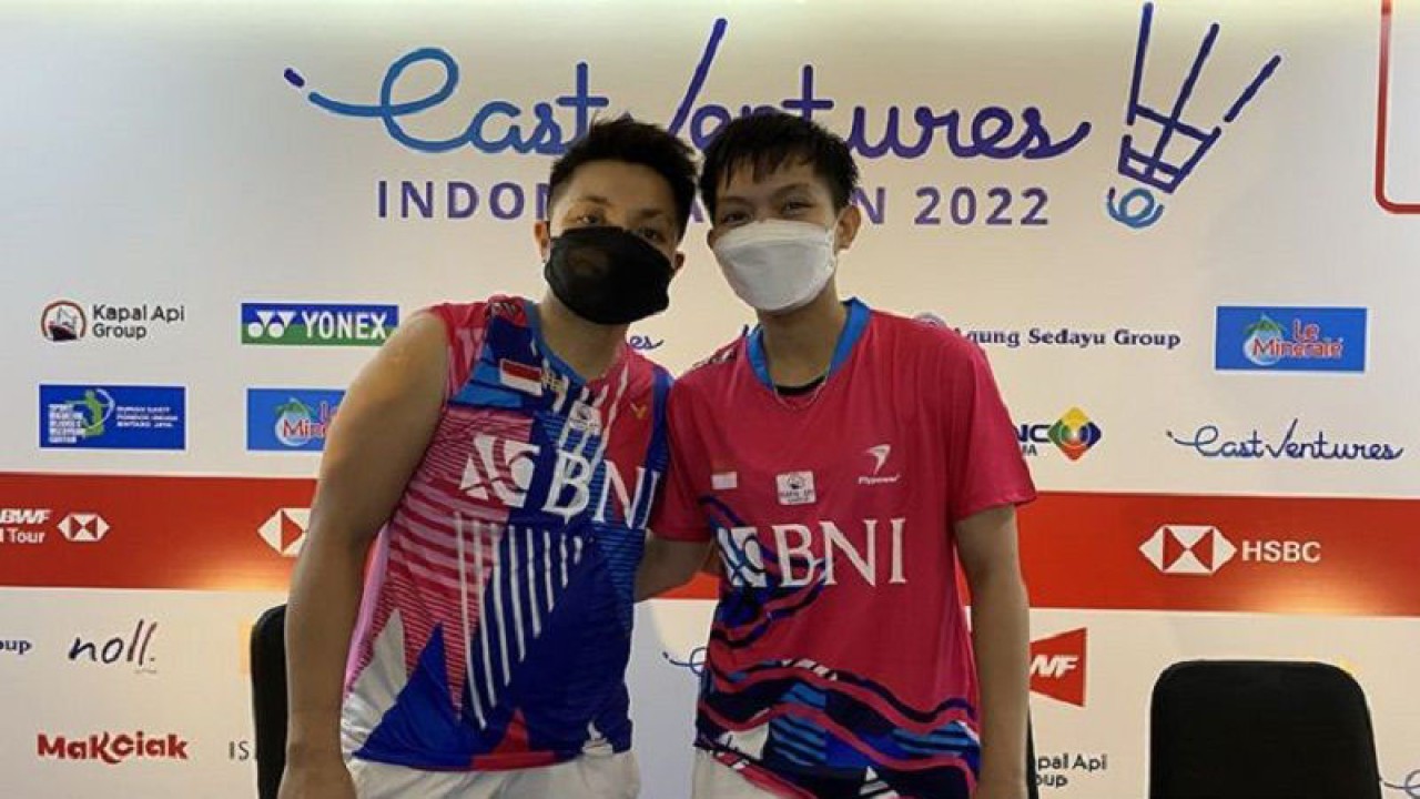 Pebulu tangkis ganda putri Indonesia Apriyani Rahayu (kiri) dan Siti Fadia Silva Ramadhanti memenangi pertandingan melawan unggulan kelima Jepang Mayu Matsumoto/Wakana Nagahara pada babak pertama Indonesia Open 2022 di Istora Gelora Bung Karno, Jakarta, Rabu (15/6/2022). (ANTARA/Shofi Ayudiana/aa.)