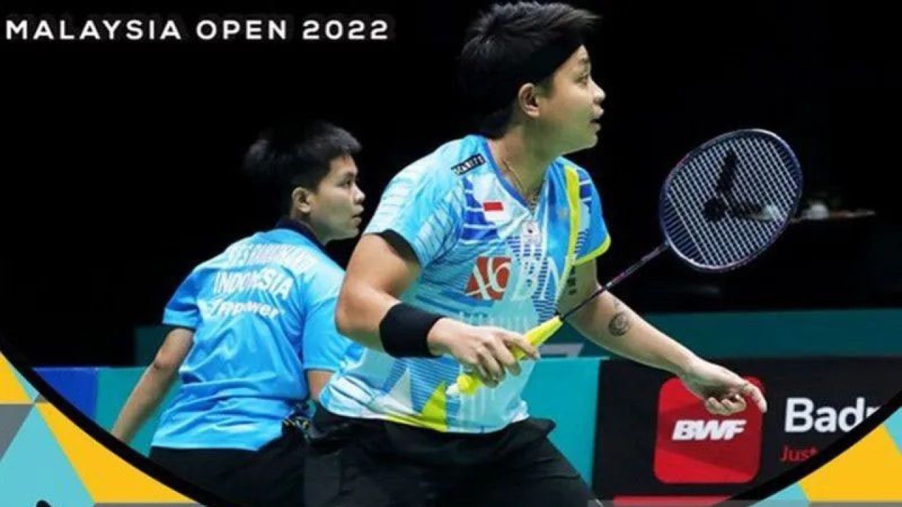 Ganda putri Indonesia Apriyani Rahayu/Siti Fadia Silva Ramadhanti (kiri) ketika melawan pasangan Zhang Shu Xian/Zheng Yu dari China di babak final pada ajang level Super 750. Ganda putri Indonesia mengukir kemenangan bersejarah di ajang Malaysia Open 2022, yang menjadi gelar juara perdana sebagai pasangan di ajang BWF World Tour di Kuala Lumpur, Minggu (3/7/2022) (Twitter/@INABadminton/pri.))