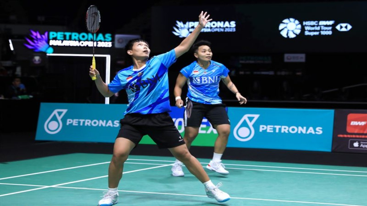 Ganda putri Indonesia Apriyani Rahayu/Siti Fadia Silva Ramadhanti beraksi pada babak perempat final Malaysia Open 2023 di Axiata Arena, Kuala Lumpur, Malaysia, Jumat (13/1/2023). (ANTARA/HO-PBSI)