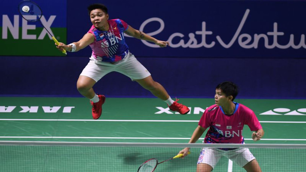Arsip - Pebulu tangkis ganda putri Indonesia Apriyani Rahayu (kiri) dan Siti Fadia Silva Ramadhanti mengembalikan kok ke arah ganda putri Korea Selatan Lee So Hee/Shin Seung Chan dalam perempat final Indonesia Open 2022 di Istora Senayan, Jakarta, Jumat (17/6/2022). . ANTARA FOTO/Sigid Kurniawan/pras.