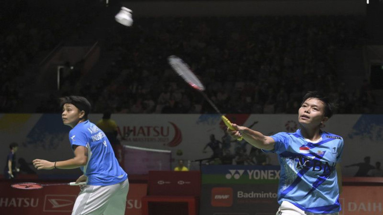 Pebulu tangkis ganda putri Indonesia Siti Fadia Silva Ramadhanti (kanan) yang berpasangan dengan Apriyani Rahayu (kiri) mengembalikan kok ke arah lawannya ganda putri Taipei Chang Ching Hui dan Yang Ching Tun pada babak 32 besar turnamen Daihatsu Indonesia Masters 2023 di Istora Gelora Bung Karno, Senayan, Jakarta, Rabu (25/1/2023). Apriyani/Siti Fadia menang atas Chang/Yang dengan skor 21-14 dan 21-9. ANTARA FOTO/M Risyal Hidayat (ANTARA FOTO/M RISYAL HIDAYAT)