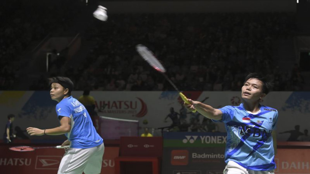 Pebulu tangkis ganda putri Indonesia Siti Fadia Silva Ramadhanti (kanan) yang berpasangan dengan Apriyani Rahayu (kiri) mengembalikan kok ke arah lawannya ganda putri Taipei Chang Ching Hui dan Yang Ching Tun pada babak 32 besar turnamen Daihatsu Indonesia Masters 2023 di Istora Gelora Bung Karno, Senayan, Jakarta, Rabu (25/1/2023). Apriyani/Siti Fadia menang atas Chang/Yang dengan skor 21-14 dan 21-9. ANTARA FOTO/M Risyal Hidayat (ANTARA FOTO/M RISYAL HIDAYAT)