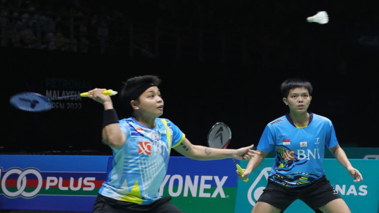Arsip - Ganda putri Indonesia Apriyani Rahayu (kiri) berpasangan dengan Siti Fadia Silva Ramadhanti (kanan) mengembalikan kok ke arah ganda putri China Zhang Shu Xian/Zheng Yu pada babak final Malaysia Open di Axiata Arena, Kuala Lumpur, Malaysia, Minggu (3/7/2022). ANTARA FOTO/HO/Humas PBSI/wpa/foc.