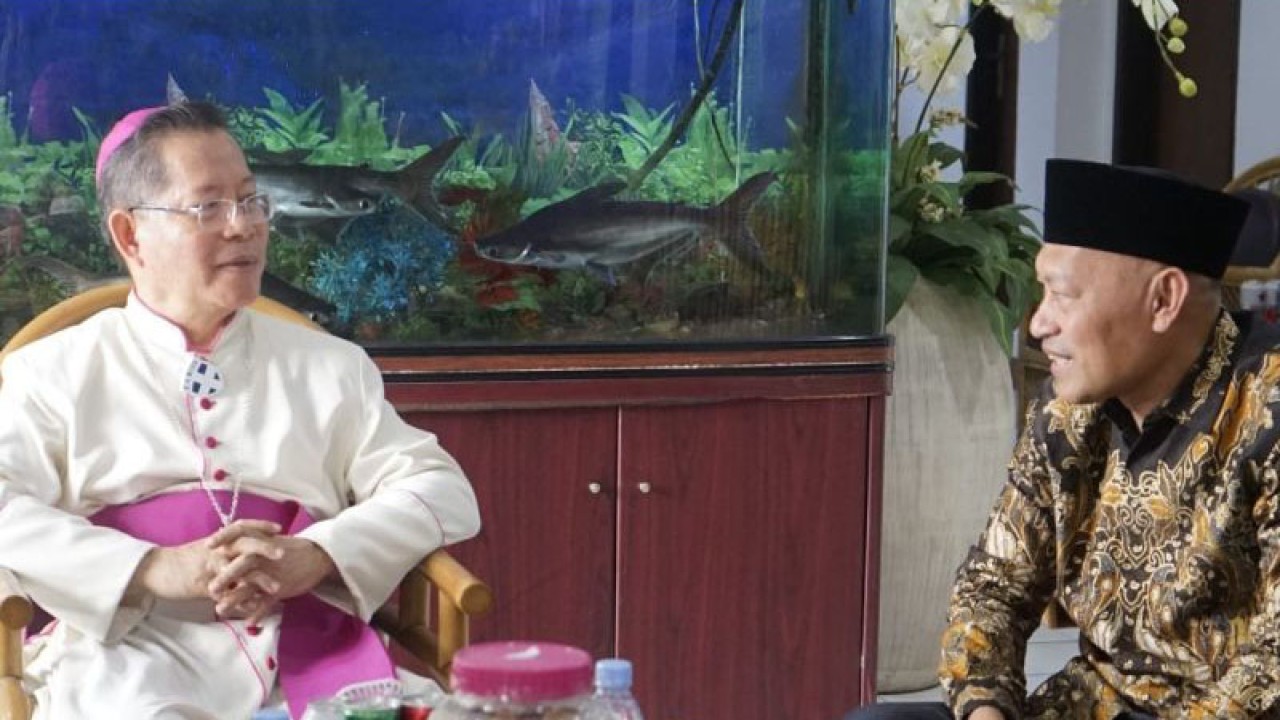 Kakanwil Sarbin Sehe bersama jajaran Pejabat Administrator di lingkungan Kanwil Kemenag Sulut melakukan kunjungan silaturrahmi dan berdialog dengan Uskup Manado YM Mgr  Benedictus Estephanus Rolly Untu MSC di Wisma Uskup, Jalan Sam Ratulangi, Manado, Rabu (11/1/2023). ANTARA/Nancy L Tigauw. (1)