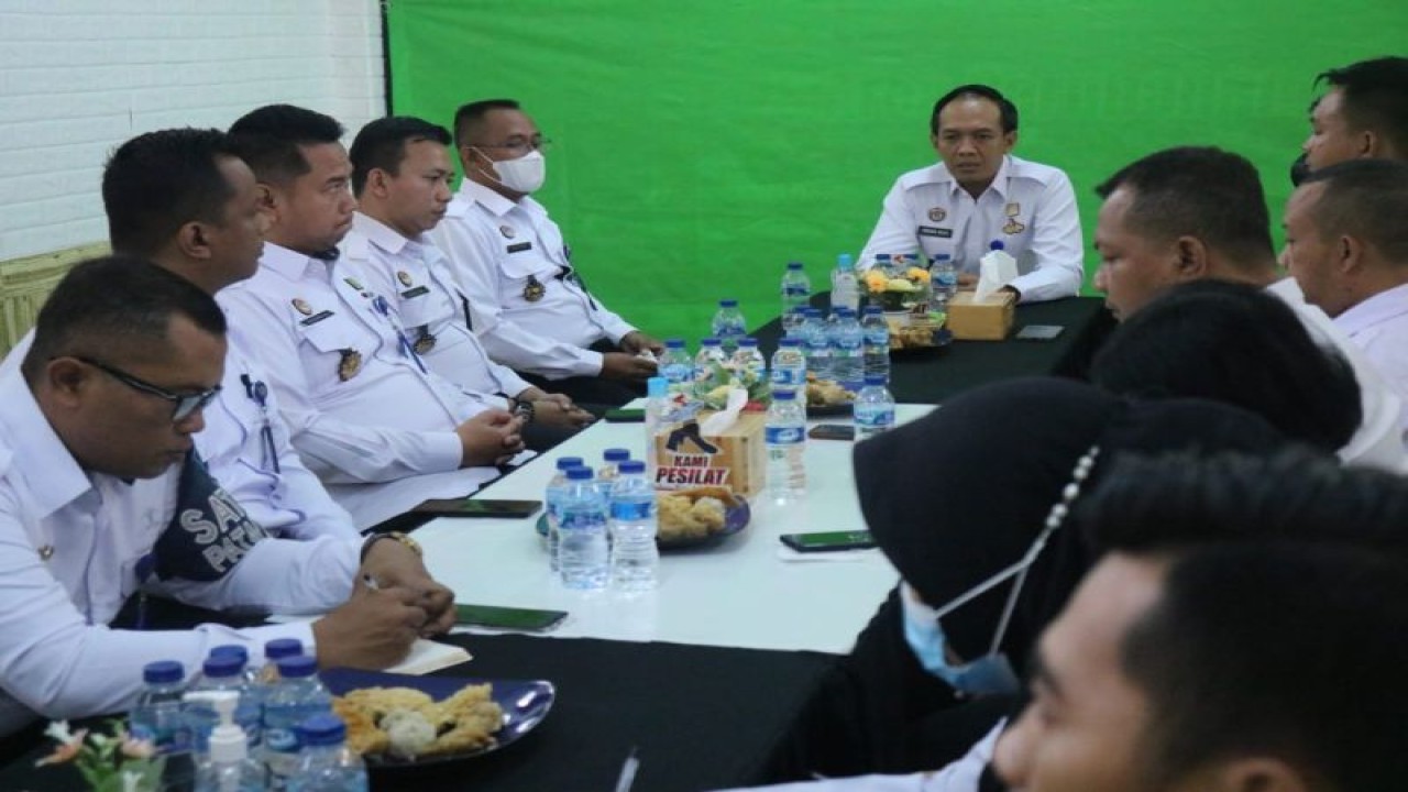 Kepala Lapas Pemuda Kelas IIA Madiun Ardian Nova Christiawan memimpin rapat kerja bersama jajarannya yang di antaranya membahas tentang pemenuhan hak pilih warga binaan pemasyarakatan pada Pemilu 2024. ANTARA/HO-Humas Lapas Pemuda Madiun