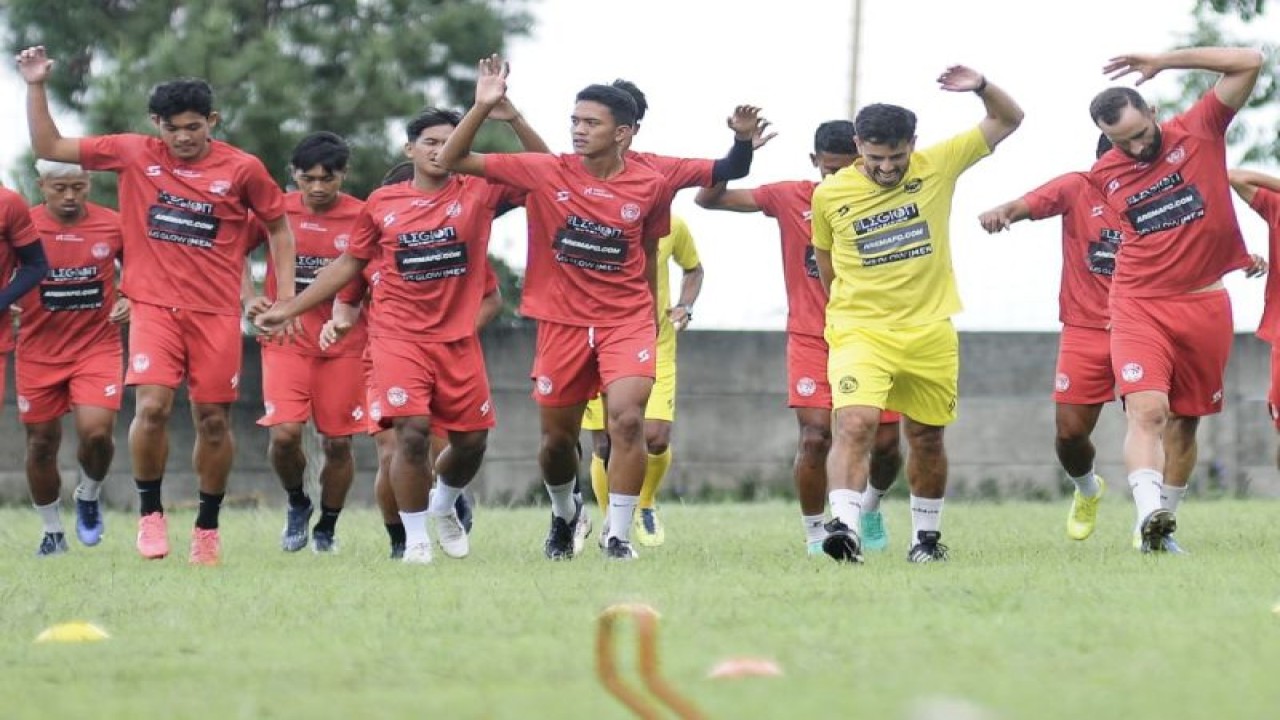 Skuad Arema FC pada saat melakukan sesi pemusatan latihan di Kota Batu, Jawa Timur. (ANTARA/HO-MO Arema FC)