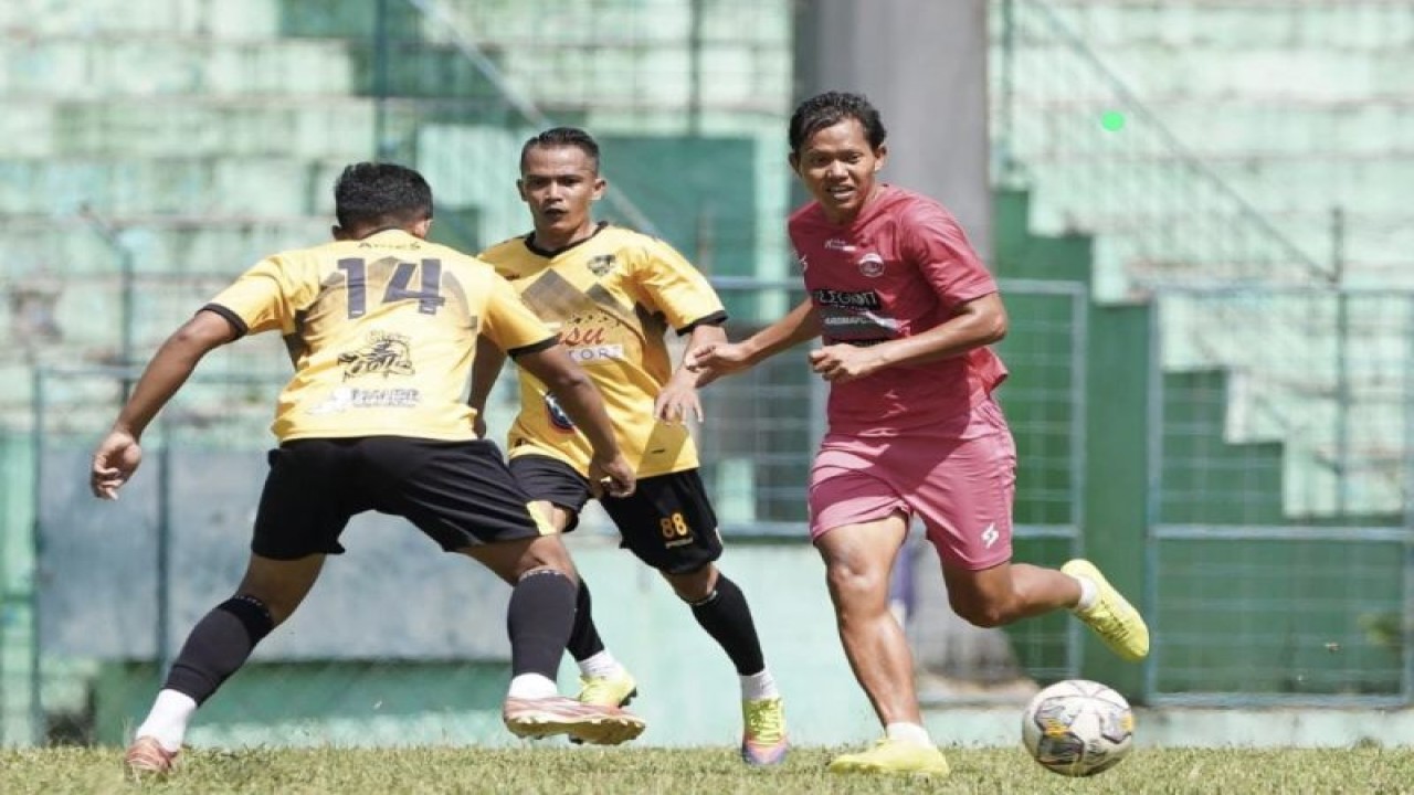 Salah satu pemain Arema FC Adam Alis (kanan), pada saat menjalani sesi latihan bersama melawan tim lokal Tanobel FC di Stadion Gajayana, Kota Malang, Jawa Timur, Rabu (11/1/2023). (ANTARA/HO-MO Arema FC)