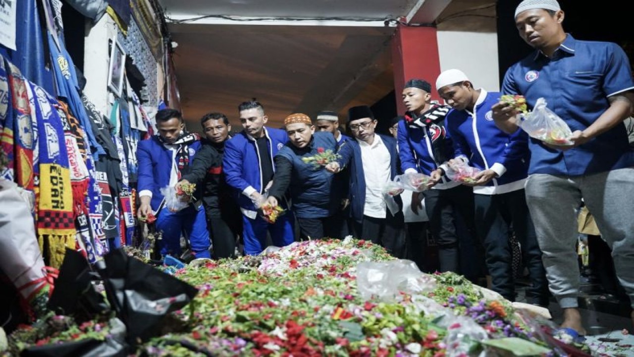 Foto arsip. Sejumlah pemain dan jajaran manajemen Arema FC menaburkan bunga di Pintu 13 Stadion Kanjuruhan, Kabupaten Malang, Jawa Timur, Rabu (9/11/2022) saat peringatan 40 hari peristiwa Tragedi Kanjuruhan. (ANTARA/HO-MO Arema FC)