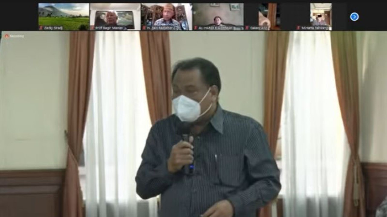 Dokumentasi - Ketua Umum PA GMNI sekaligus Hakim Mahkamah Konstitusi (MK) Arief Hidayat dalam diskusi konstitusi "UUD NRI Tahun 1945: Setelah 20 Tahun Perubahan" yang digelar Forum Konstitusi, Kamis (2/9/2021). ANTARA/Muhammad Jasuma Fadholi