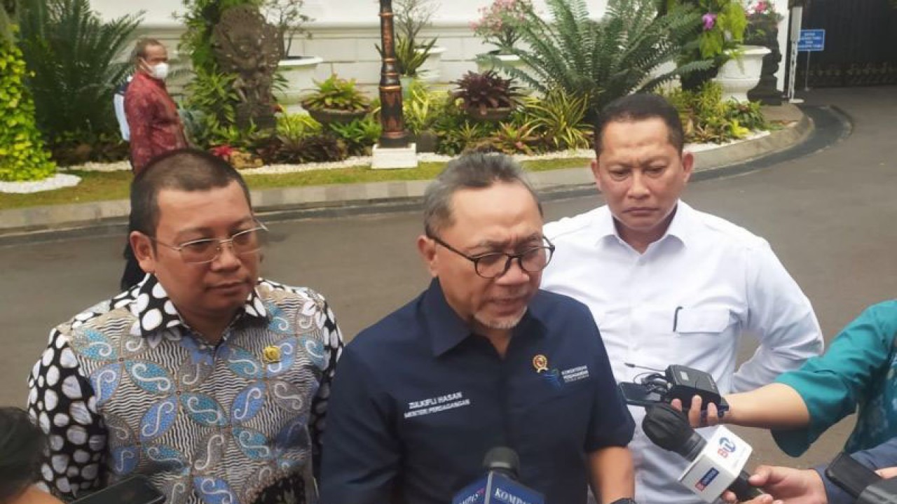 Kiri ke Kanan : Kepala Badan Pangan Nasional Arief Prasetyo Adi, Menteri Perdagangan Zulkifli Hasan, Direktur Utama Perum Bulog Budi Waseso di kawasan Istana Negara, Jakarta, Selasa (31/1/2023). ANTARA/Indra Arief Pribadi
