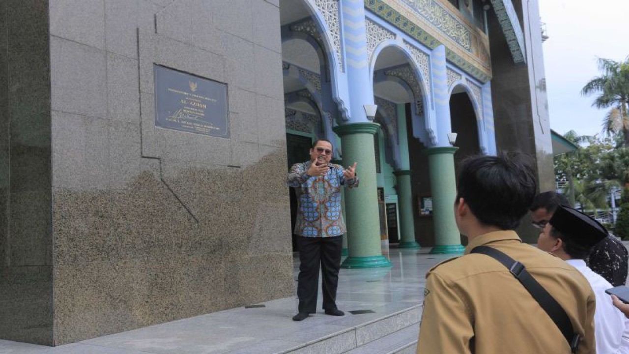 Wali Kota Tangerang Arief R Wismansyah menyampaikan pengarahan kepada aparat pemerintah kota saat meninjau penyiapan lokasi MTQ di Masjid Raya Al Azhom, Kota Tangerang, Provinsi Banten, Selasa (10/1/2023). (HO Pemkot Tangerang)