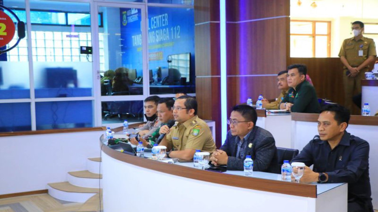 Wali Kota Tangerang Arief R. Wismansyah bersama Forkopimda mengikuti Rapat Koordinasi Pengendalian Inflasi Tingkat Nasional Tahun 2023 secara daring yang dipimpin langsung oleh Menteri Dalam Negeri Tito Karnavian di Tangerang, Selasa (24/1/2023). ANTARA