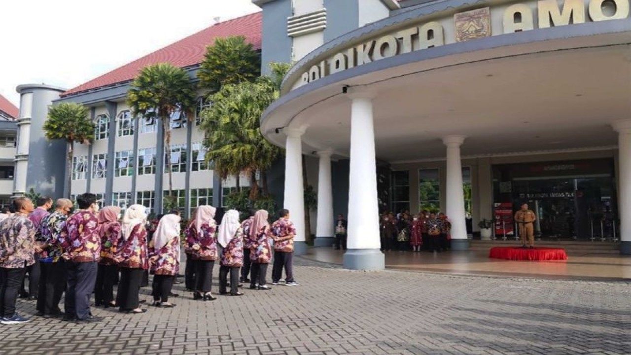 Penjabat (Pj) Wali Kota Batu Aries Agung Paewai (kanan) pada saat memimpin apel di hadapan Aparatur Sipil Negara (ASN) di halaman Balai Kota Among Tani, Kota Batu, Jawa Timur, Selasa (24/1/2023). ANTARA/HO-Humas Pemkot Batu.