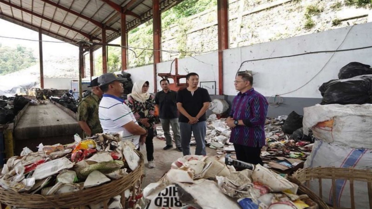Foto arsip. Penjabat (Pj) Wali Kota Batu Aries Agung Paewai (kanan) pada saat berdialog dengan sejumlah warga di Tempat Pembuangan Akhir (TPA) Tlekung, Kota Batu, Jawa Timur. (ANTARA/HO-Humas Pemkot Batu)