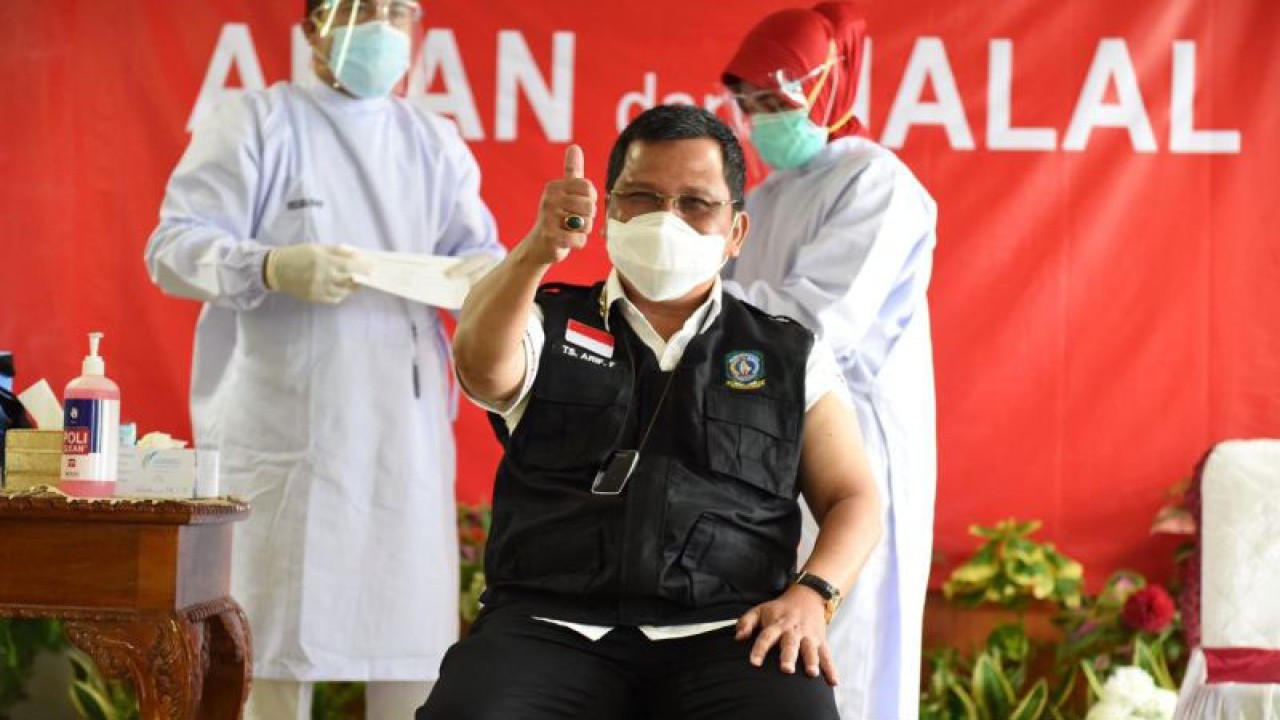 Kepala DKP Kepri Tengku Said Arif Fadillah suntik vaksin booster pertama di aula Pemprov Kepri beberapa waktu lalu.ANTARA/Nikolas Panama