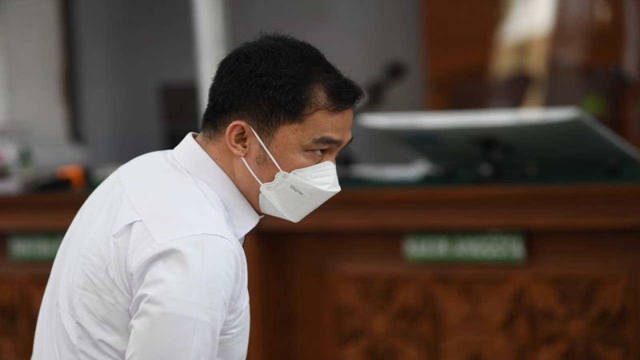 Terdakwa kasus dugaan perintangan penyidikan pembunuhan Brigadir Yosua, Arif Rachman Arifin bersiap mengikuti sidang lanjutan di PN Jakarta Selatan, Jakarta, Kamis (12/1/2023). Sidang itu beragenda mendengarkan keterangan saksi yang dihadirkan jaksa penuntut umum. ANTARA FOTO/Akbar Nugroho Gumay/nz