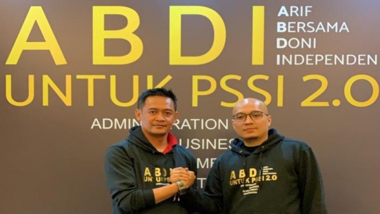 Arsip - CEO Nine Sport Inc. Arif Putra Wicaksono (kanan) dan CEO Bandung Premier League Doni Setiabudi berfoto bersama usai pendeklarasian diri menjadi calon ketua umum dan wakil ketua umum Persatuan Sepak Bola Seluruh Indonesia (PSSI) di Jakarta, Senin (9/9). (ABDI untuk PSSI 20)