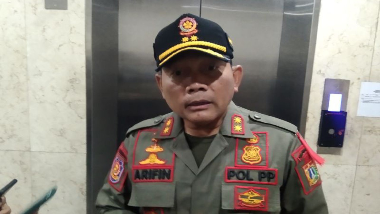Kepala Satpol PP DKI Jakarta Arifin diwawancarai awak media di Balai Kota Jakarta, Selasa (17/1/2023) ANTARA/Dewa Ketut Sudiarta Wiguna