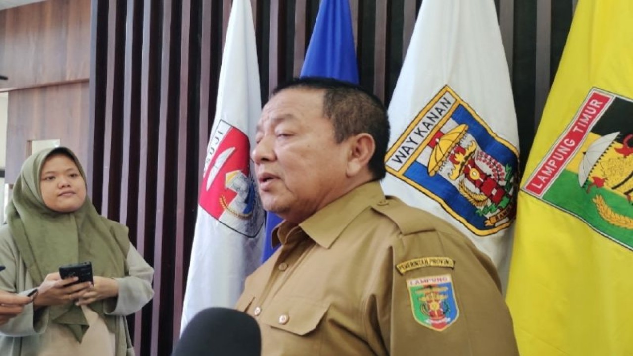 Dokumentasi- Gubernur Lampung Arinal Djunaidi saat memberi keterangan. ANTARA/Ruth Intan Sozometa Kanafi.