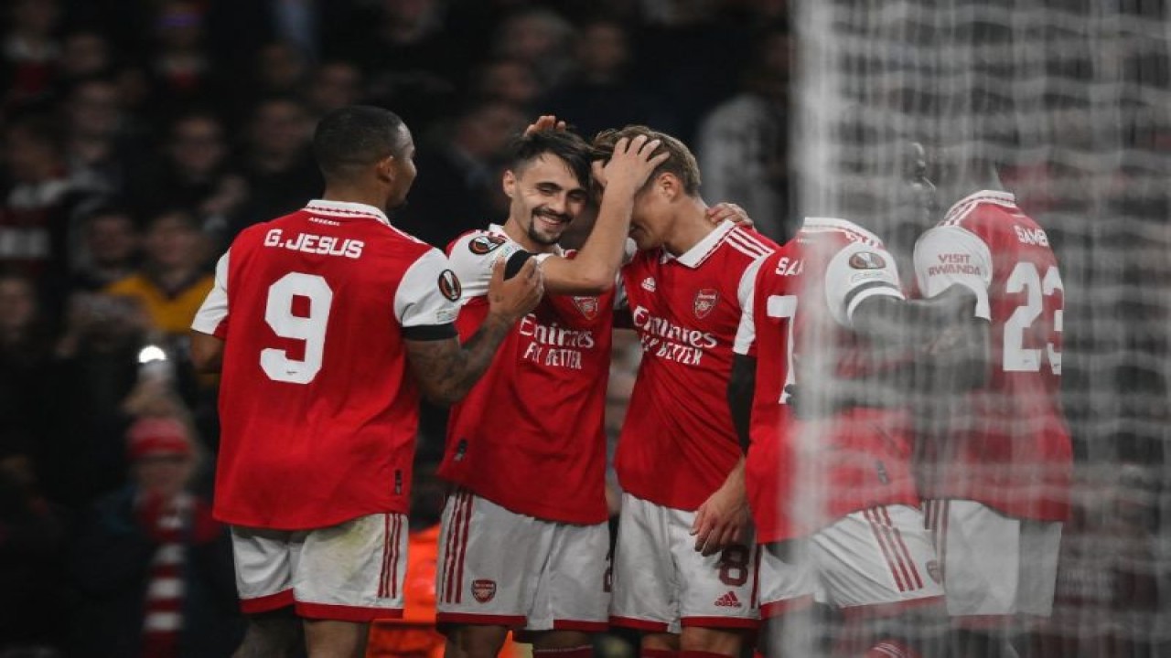 Arsip - Gelandang Arsenal Fabio Vieira (kedua dari kiri) merayakan gol bersama rekan-rekan satu tim dalam pertandingan Grup A Liga Europa antara Arsenal dan Bodoe/Glimt di Stadion Arsenal di London pada 6 Oktober 2022. ANTARA/AFP/DANIEL LEAL