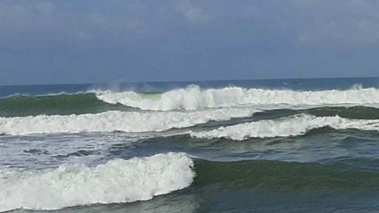 Arsip foto - Gelombang tinggi di perairan selatan Kabupaten Cilacap, Jawa Tengah. (ANTARA/Sumarwoto)