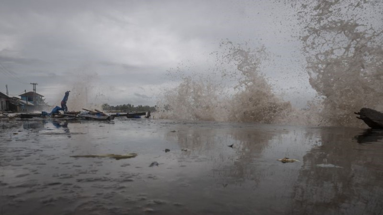 Arsip Foto. Gelombang tinggi menerjang Teluk Labuan di Pandeglang, Banten, Kamis (29/12/2022). (ANTARA FOTO/Muhammad Bagus Khoirunas/rwa)
