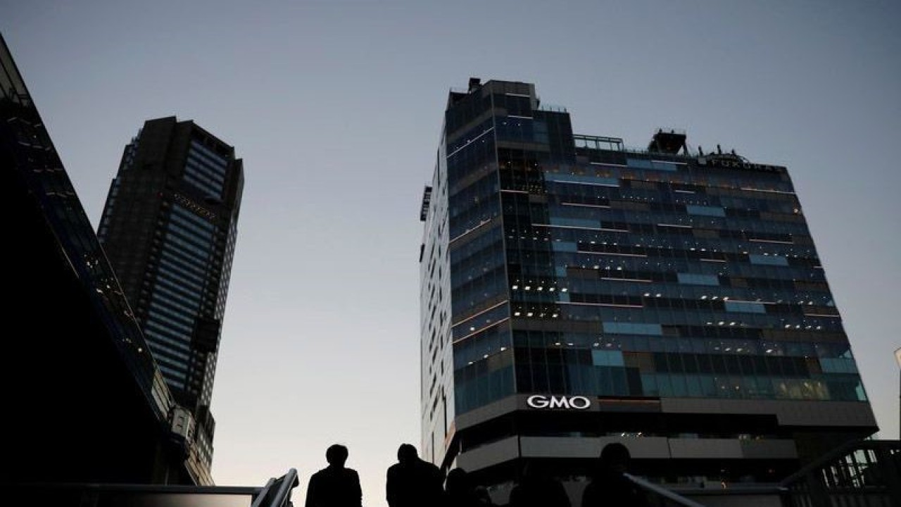 Arsip Foto - Pejalan kaki berjalan di kawasan bisnis di Tokyo, Jepang, Senin (7/12/2020). ANTARA/REUTERS/Kim Kyung-Hoon/am.