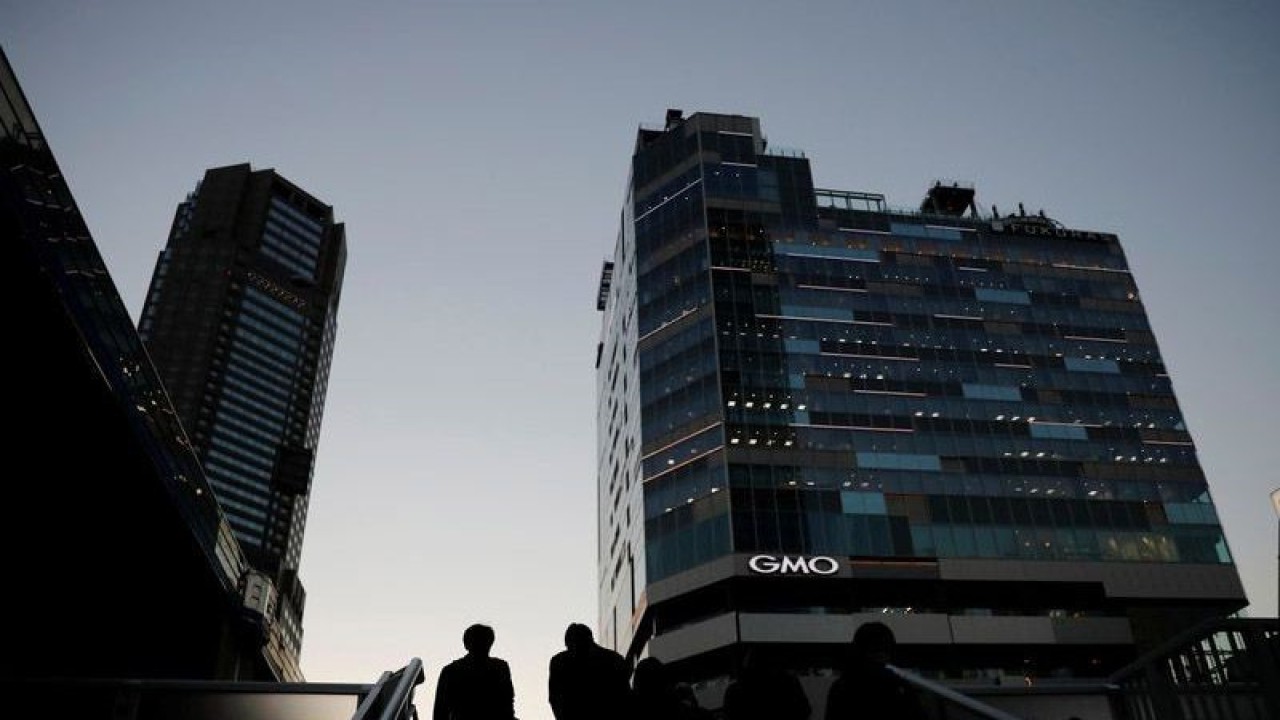 Arsip Foto - Pejalan kaki berjalan di kawasan bisnis di Tokyo, Jepang, Senin (7/12/2020). ANTARA/REUTERS/Kim Kyung-Hoon/am.