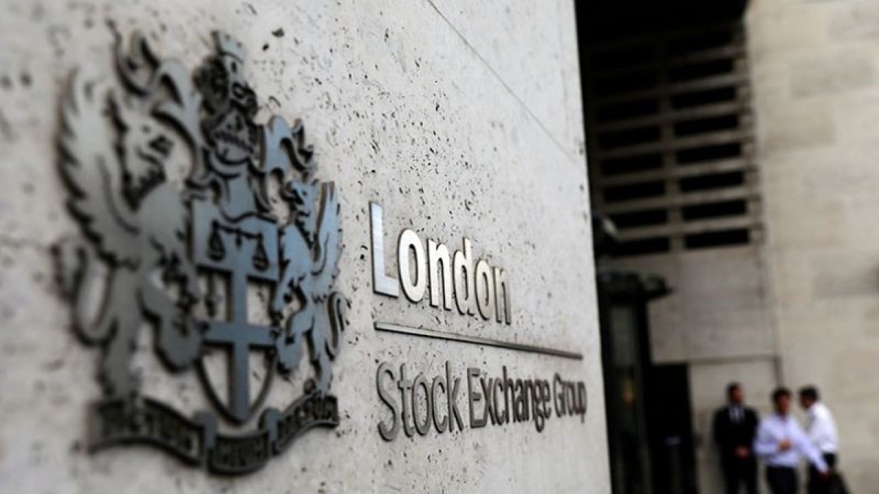 Arsip foto - Pejalan kaki meninggalkan dan memasuki Bursa Efek London di London, Inggris 15 Agustus 2017. ANTARA/REUTERS/Neil Hall/pri.