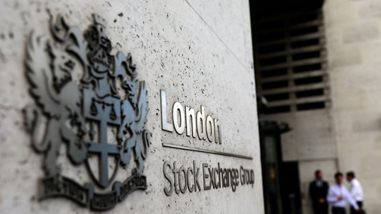 Arsip foto - Pejalan kaki meninggalkan dan memasuki Bursa Efek London di London, Inggris 15 Agustus 2017. ANTARA/REUTERS/Neil Hall/pri.