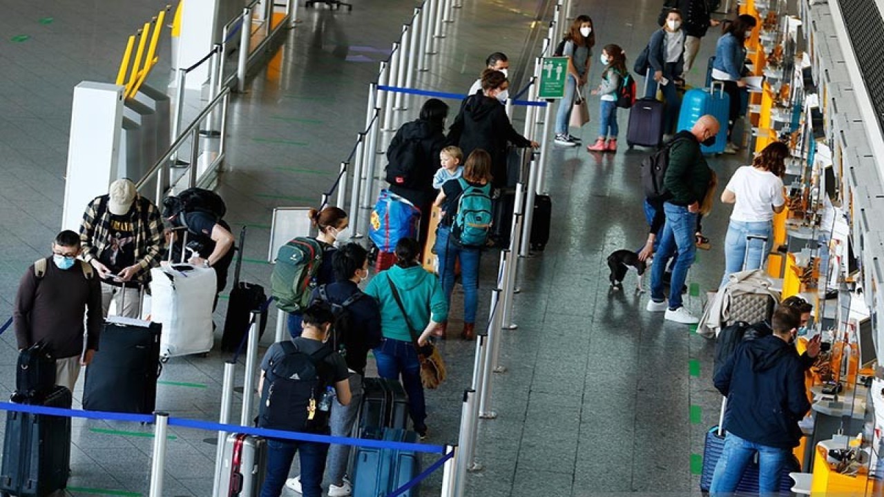 Arsip foto - Penumpang yang mengantre di Bandara Frankfurt, saat penyebaran wabah COVID-19 berlanjut, di Frankfurt, Jerman (1/4/2021). ANTARA/REUTERS/Ralph Orlowski/aa.