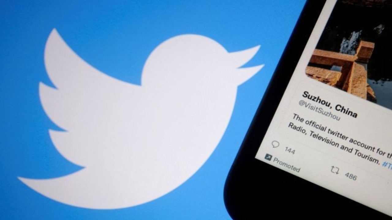 Arsip Foto - Tweet yang dipromosikan di kota Suzhou China ditampilkan di ponsel dekat logo Twitter, Kamis (8/9/2022). ANTARA/REUTERS/Florence Lo/am.