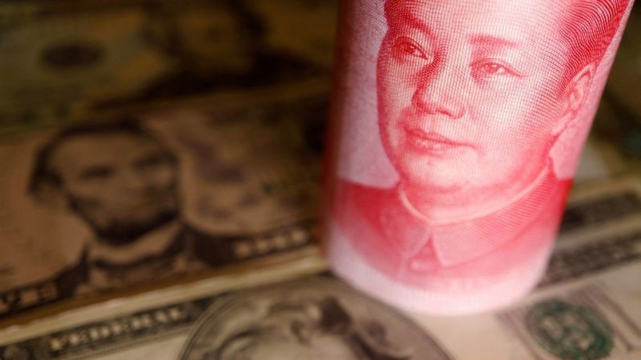 Arsip Foto - Uang kertas dolar AS dan yuan China terlihat dalam ilustrasi ini yang diambil Selasa (14/6/2022). ANTARA/REUTERS/Florence Lo/am.
