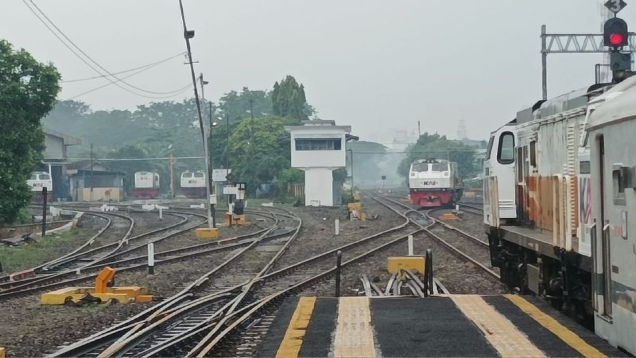 Arsip - Jalur kereta api terlihat dari Stasiun Pasar Turi Surabaya. (ANTARA/Hanif Nashrullah)