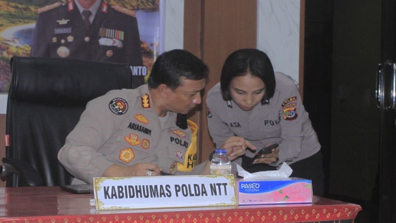 Arsip. Kabid Humas Polda NT Kombes Polisi Ariasandy (kiri) bersama anggotanya di Mapola NTT. ANTARA/Kornelis Kaha