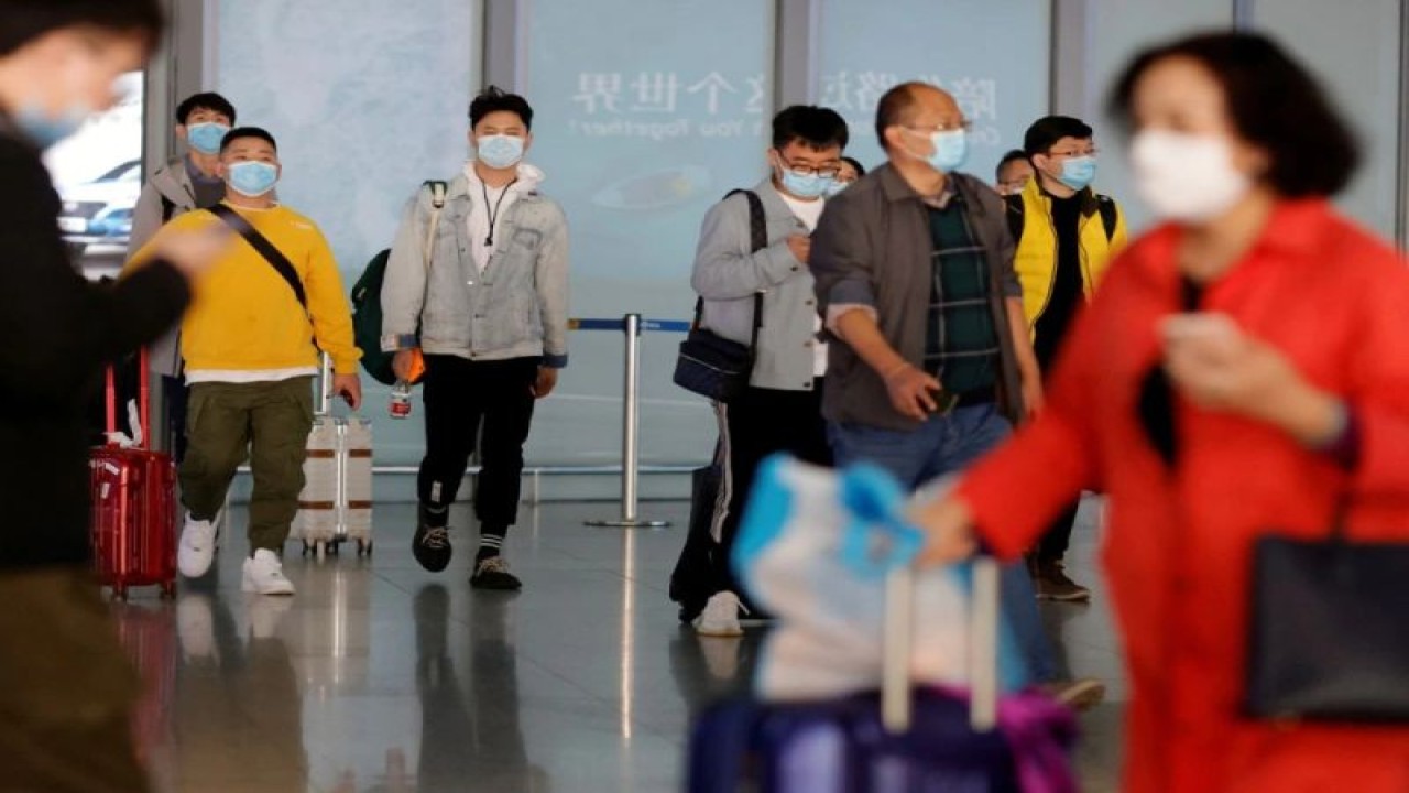 Arsip - Penumpang tiba di bandara di tengah wabah COVID-19 di Beijing, China, 5 November 2020. (ANTARA/REUTERS/Thomas Peter/as)