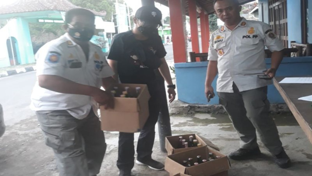 Arsip-Satpol PP DIY menyita minuman keras di salah satu rumah penduduk di Sleman yang ditengarai menjual minuman beralkohol ilegal. Foto ANTARA/HO