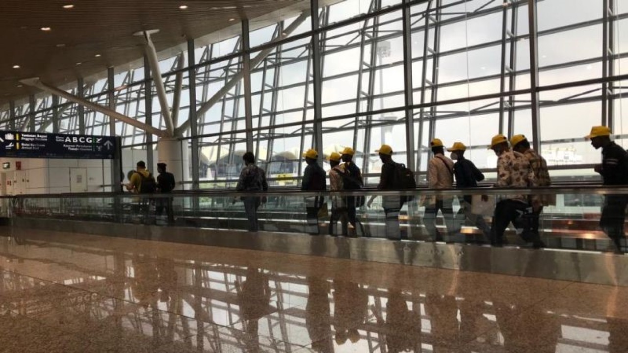 Arsip - Sejumlah pekerja migran terlihat di Kuala Lumpur International Airport di Sepang, Malaysia (11/10/2022). (ANTARA/Virna P Setyorini)